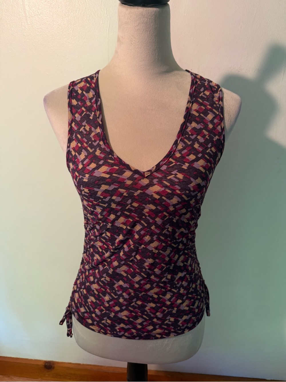 G by Guess Purple Multicolor Geometric V-Neck Tank Top